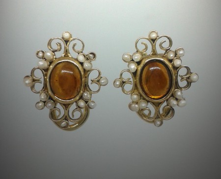 Boucles d'oreilles en or jaune sertie de Citrines cabochons et microperles